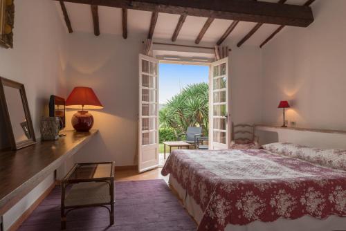 une chambre avec un lit et une porte ouverte dans l'établissement Saint-Vincent, à Saint-Tropez