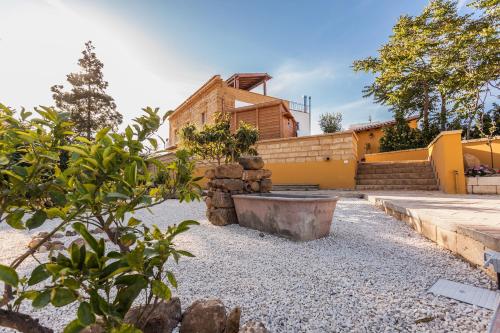 una casa con bañera en medio de un patio en B&B Il Casale di Federico en Agrigento