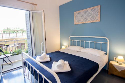 Athenian Blue - Family Apt 5' Minutes from Acropolis Museumにあるベッド