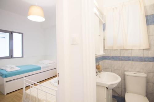 Gallery image of Athenian Blue - Family Apt 5' Minutes from Acropolis Museum in Athens