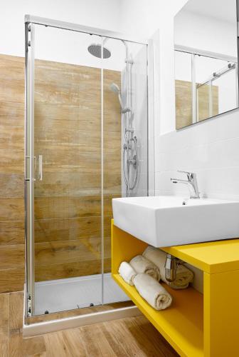 a bathroom with a sink and a shower at Ai Gradini Affittacamere in Castellammare del Golfo
