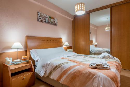 una camera con un grande letto e uno specchio di Pleno Centro SALAMANCA a 5 minutos Plaza Mayor - Casco Historico-Wifi a Salamanca