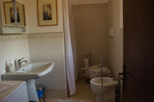 a bathroom with a toilet and a sink at Country House Carmelita in Limigiano