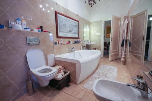 ein Badezimmer mit einer Badewanne, einem WC und einem Waschbecken in der Unterkunft Keleti Károly apartmant in Budapest