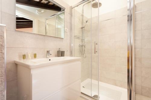 een badkamer met een wastafel en een douche bij Guesthouse Casa Vittoria in Rovinj