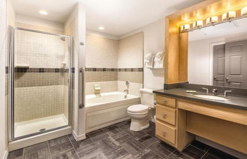 ein Bad mit einer Dusche, einem WC und einem Waschbecken in der Unterkunft WorldMark Scottsdale in Scottsdale
