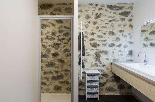 グリュイッサンにあるLa Maison des Vendangeurs sur Merのバスルーム(シャワー、シンク付)