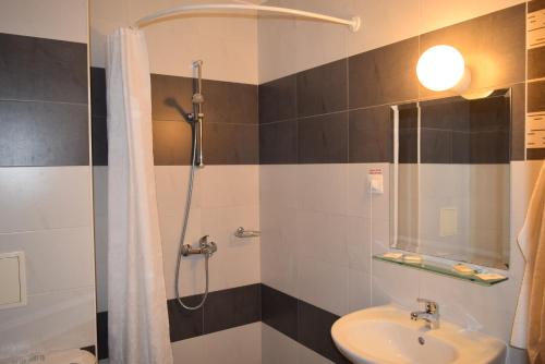 Kylpyhuone majoituspaikassa Hotel Eva