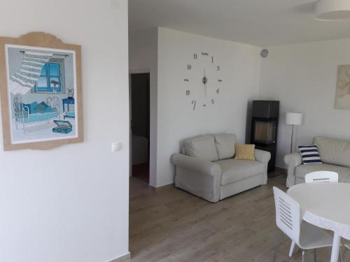 ein Wohnzimmer mit einem Sofa und einem Tisch in der Unterkunft Apartment Marina in Silba