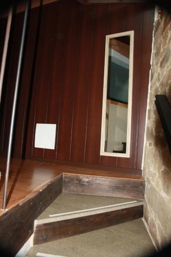 a room with a window and a stair case at Alojamiento Luz de Hadas in Sampil