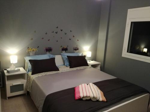 1 dormitorio con 1 cama grande con flores en la pared en Charilaou Trikoupi Flat en Atenas