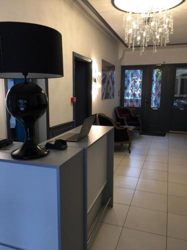 Cette chambre dispose d'un bureau avec une lampe. dans l'établissement Hotel Ar Terra Nova, à Saint-Malo