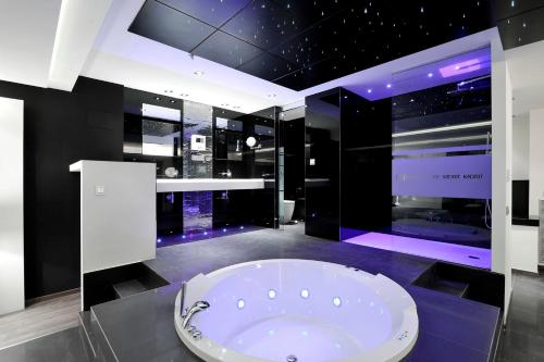 a large bathroom with a large tub in the middle at Kadrit Hotel in Cadrete