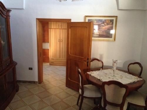 un comedor con mesa y sillas en una habitación en Abitazione, en Galatone