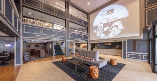 a lobby with a couch in the middle of a building at Hotel 1620 Plymouth Harbor in Plymouth