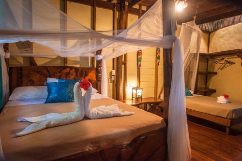 Säng eller sängar i ett rum på Tierra de Sueños Lodge & Wellness Center