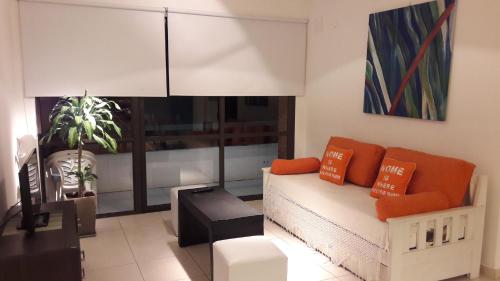 a living room with a couch and a table at Apartamento Plaza San Martin in Concepción del Uruguay