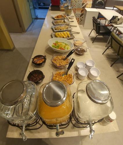 ソウルにあるソウル N ホテル トンデムンのビュッフェ(テーブルの上にたくさんの料理を並べる)