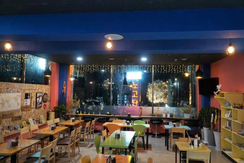 Un restaurante u otro lugar para comer en Nogodan Guesthouse and Hotel