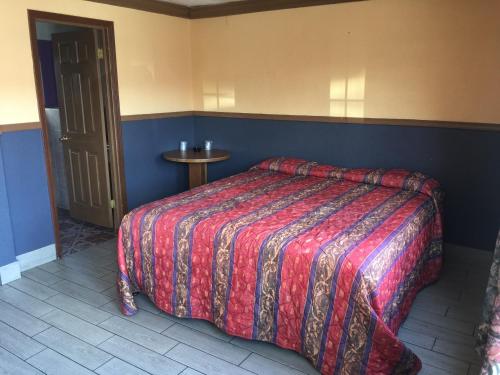 Ένα ή περισσότερα κρεβάτια σε δωμάτιο στο Monterey Motel