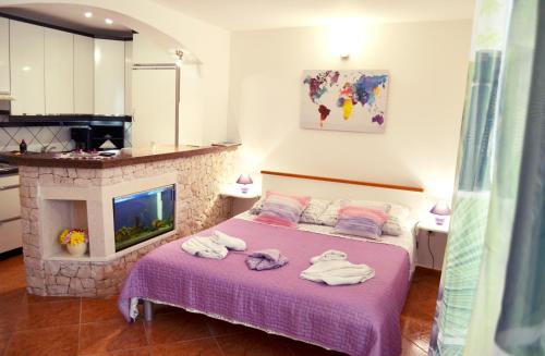 um quarto com uma cama com toalhas em M & J Central Suites em Korčula