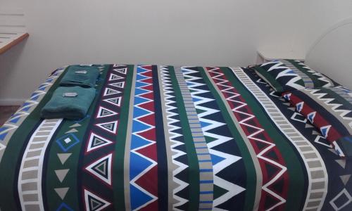 Una fila de corbatas alineadas en una cama en Acclaim Gateway Tourist Park, en Norseman
