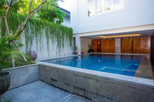 una piscina en medio de una casa en Mahalaksmi Boutique Hotel, en Sanur