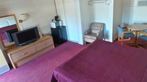 Μια τηλεόραση ή/και κέντρο ψυχαγωγίας στο Relax Inn Yreka