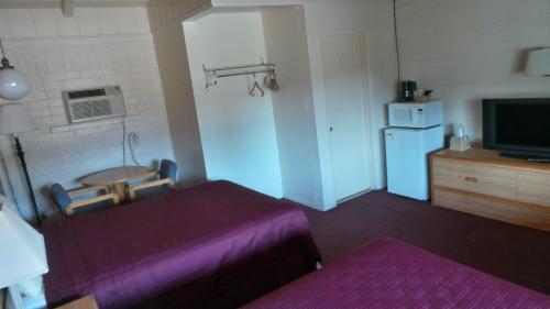 Μια τηλεόραση ή/και κέντρο ψυχαγωγίας στο Relax Inn Yreka