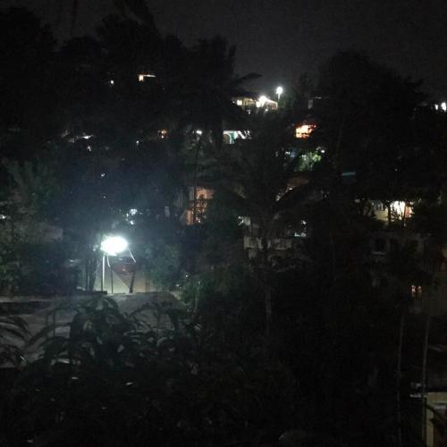 una vista notturna di una città con luci di J hostel kandy a Kandy
