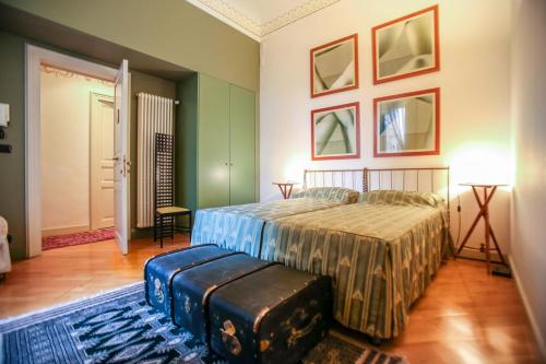 a bedroom with a bed and two suitcases in it at L'Orangerie di Cartia Giovanni in Modica