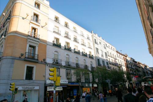 a city street filled with lots of tall buildings at Hostal Victoria II in Madrid