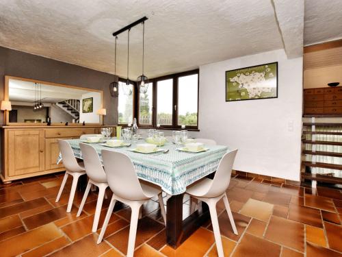 cocina y comedor con mesa y sillas en Holiday Home in Virton with swimming pool, en Virton