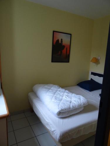 un lit dans une chambre avec un tableau sur le mur dans l'établissement Terrasse sur Green Port Bourgenay, à Talmont-Saint-Hilaire