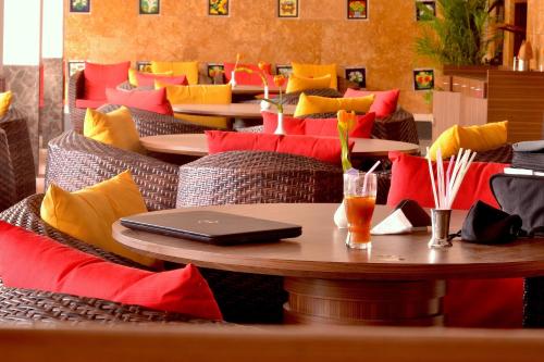 una mesa con una computadora portátil encima en Club Emerald, en Bombay