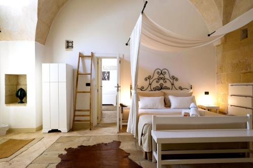 Un dormitorio con una cama y una escalera en una habitación en Corte Dei Francesi, en Maglie