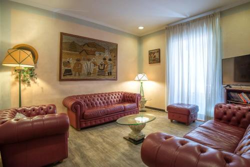 uma sala de estar com sofás de couro e uma mesa em Hotel Museum em Roma