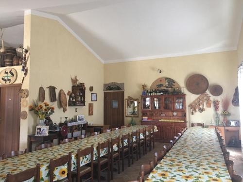 リオーラ・サルドにあるSu Tasuruの長いテーブルと椅子が備わる広い客室です。
