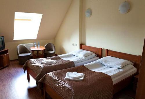En eller flere senger på et rom på Hotel Omega