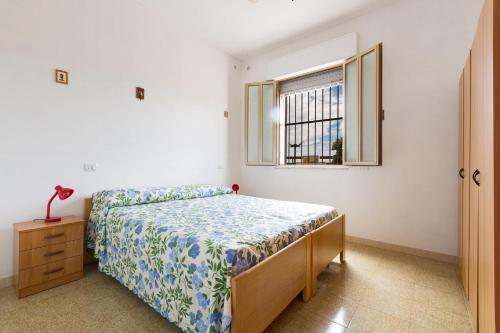 プンタ・プロシュートにあるRiva del Conte by BarbarHouseのベッドルーム(ベッド1台、窓付)