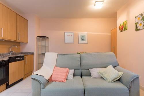 sala de estar con sofá azul en la cocina en Apartamento Torre Uno Santa Cruz, en Santa Cruz de Tenerife