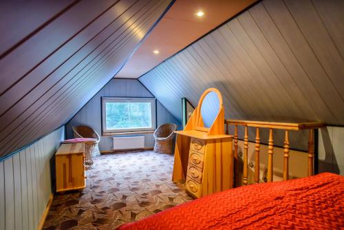 a bedroom with a bed and a mirror in a room at Chata Baryła in Sulęczyno