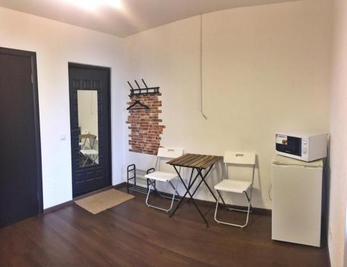 ズヴェニゴロドにあるAppartment for lifeのテーブルと椅子、ドアが備わる部屋