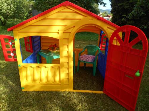 a toy play house with a table and a chair at Ubytovani U babicky in Velké Losiny