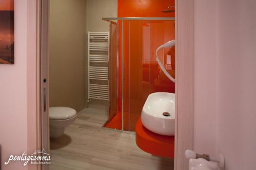 A bathroom at Il Pentagramma