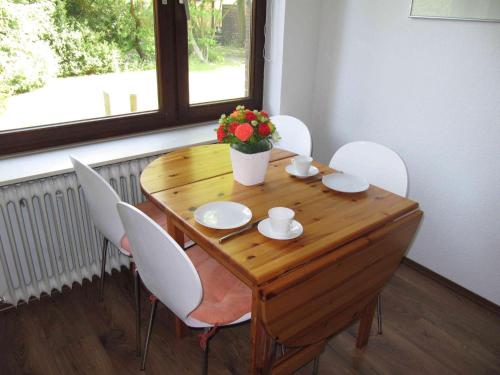 タツィングにあるRochelsand-App-1-EGの木製テーブル(白い椅子付)