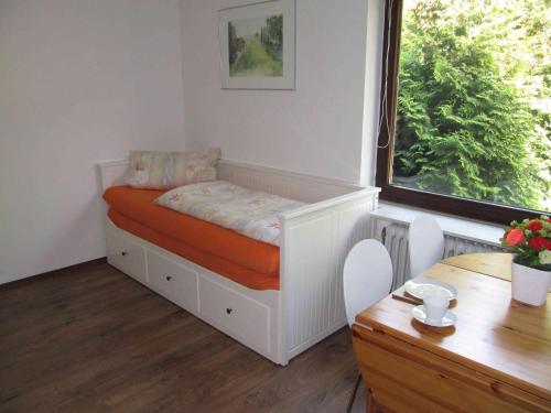 タツィングにあるRochelsand-App-1-EGの窓付きの客室の小さなベッド1台分です。