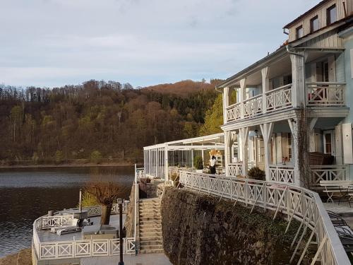 una casa grande con un puente junto a un río en Fregata en Zagórze Śląskie