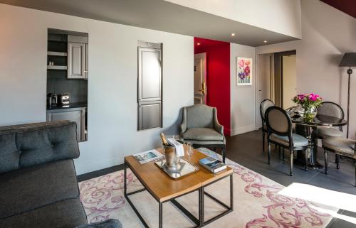 un salon avec un canapé et une table dans l'établissement Villa Garbo, à Cannes