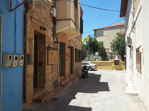 eine Gasse in einer Altstadt mit einem Auto in der Unterkunft Frourio Apartments in Chios